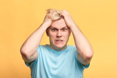 kızgın öfkeli adam saçlarını çekerek