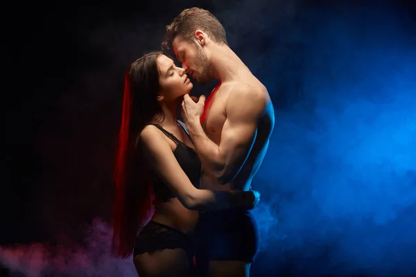 Seksueel contact tussen liefdevolle paar — Stockfoto