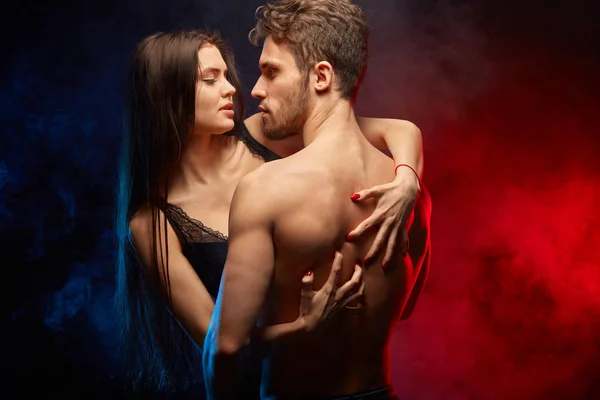 Genç, şehvetli kadın erkeklerin sırtına keskin tırnaklar çakıyor..