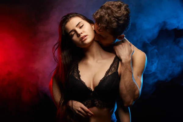 seks yaparken kadınını ısıran adam