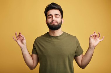 rahat kaygısız adam zor iş gününden sonra dinlenmek için çalışır, arabuluculuk ve gözleri kapatır, sakin ve huzurlu bir atmosfer sahiptir