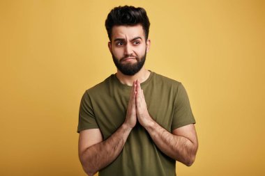 şaşkın adam avuçlarını bir arada tutar ve bir plan makyaj