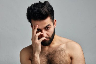 Yakışıklı gömleksiz adam palmiye ile yüz kapsayan