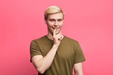 attracive şık adam dişlerini işaret