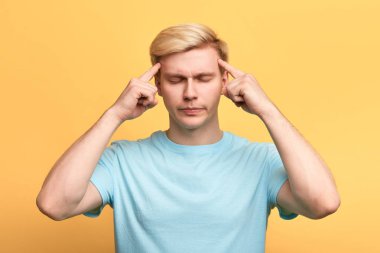 kapalı gözlü yakışıklı adam, şiddetli baş ağrısı muzdarip