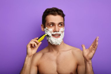 tıraş kremi kullanarak mutlu adam ve kopya alanı bakarak