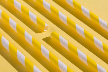 içme suyu için birçok sarı çubuklar