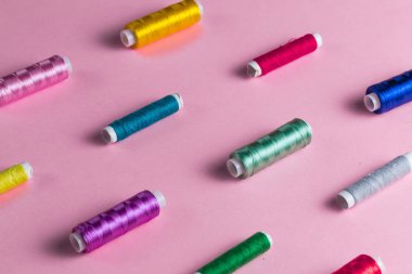 birbirine paralel yatan birçok thred makaralar