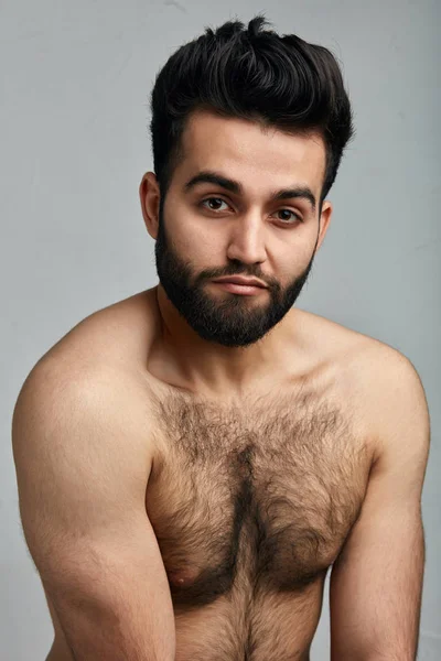 Aantrekkelijke jonge Indiase kerel met harige lichaam — Stockfoto