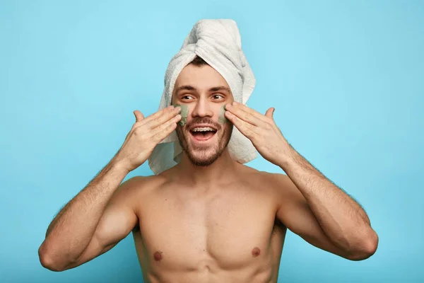 얼굴 마스크에 재미있는 남자는 건강한 라이프 스타일을 리드 — 스톡 사진
