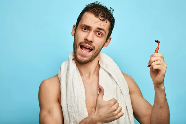 정서적 셔츠없는 남자 가 에 테스트 anew 면도기 — 스톡 사진