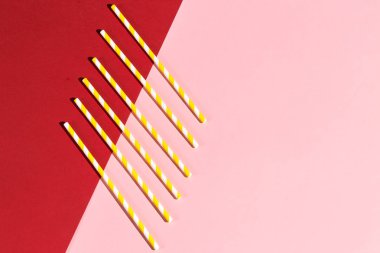 kokteyl için strired kağıt pipetler bir yığın