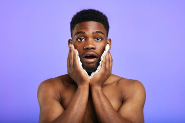 yanakları üzerinde el ele tutuşan açık ağız ile şaşırttı şaşkın adam