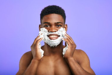 yakışıklı genç adam tıraş süreci zevk