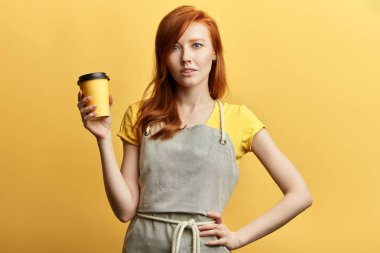 kızıl saçlı güzel genç kadın gülümseyerek ve kameraya bakarak