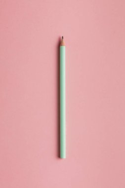 Pembe arka plan üzerinde izole edilmiş ahşap bir kalemin üst teki fotoğrafı kapatın