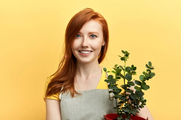 Aranyos pozitív lány értékesítési virágok — Stock Fotó
