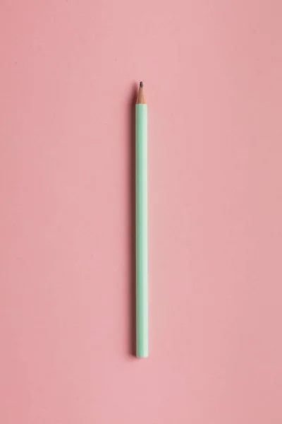特写在粉红色背景上隔离的木铅笔的顶视图照片 — 图库照片