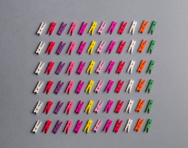 clothespins renk göre sıralama. oyun ve eğlence kavramları