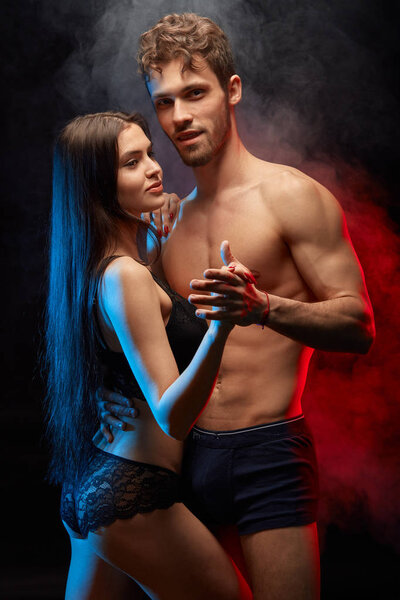 счастливая молодая пара наслаждается временем вместе
