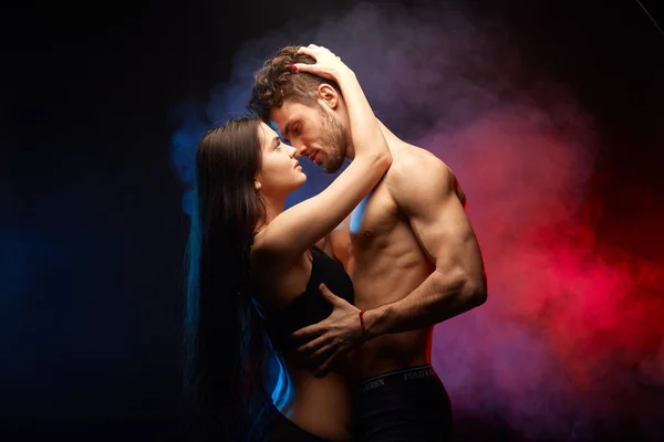 .genç çift gizli yerlerde yapar.