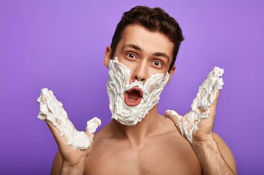 açık ağız ve beyaz yüz ve elleri ile awesome deli gömleksiz adam