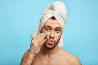 kafasına bir havlu ile komik harika adam yüzüne bir maske koyarak