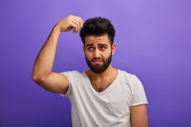 şaşkın korkmuş üzgün depresif adam saçlarına dokunmadan, saç ile ilgili sorunlar yaşıyorsanız