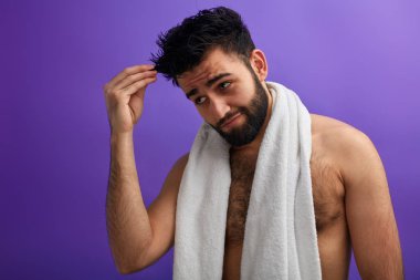 Saçları sorunlu, mutsuz genç bir adam.