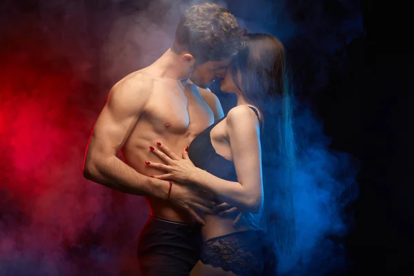 Genç seksi insanlar yakın temasta bulunuyor.