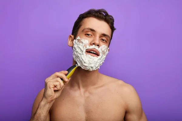 진지한 사람은 수염을 면도에 집중 — 스톡 사진