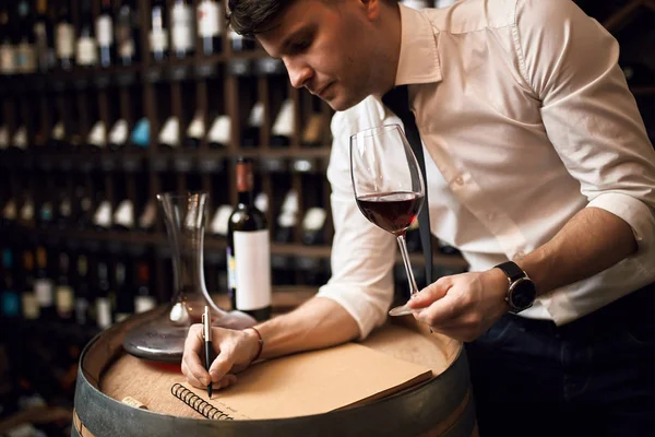 Buen sommelier se concentró en su trabajo en el restaurante — Foto de Stock