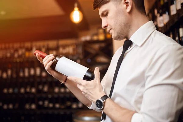 Hombre guapo desarrolla técnica y profesional comprensión del vino — Foto de Stock