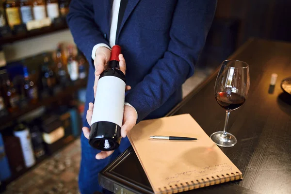 sommilier şarap şişesi seçerek