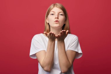 beyaz t-shirt bir öpücük gönderme hoş dostu kadın