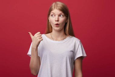 bir yana başparmak ile şaşkın kadın noktaları