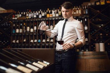 harika iyi görünümlü sommelier cam şarap dökme