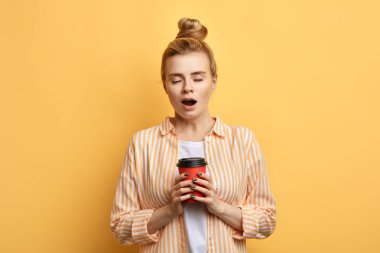 yorgun genç sarışın kadın uyumak istiyor