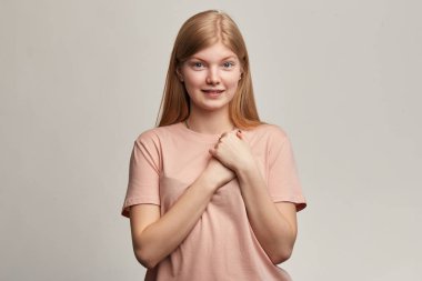 dost canlısı kadın kalbine iki elini koyar