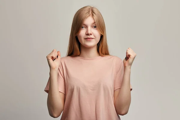 Emotivo donna eccitato controlla le emozioni con le mani sollevate — Foto Stock