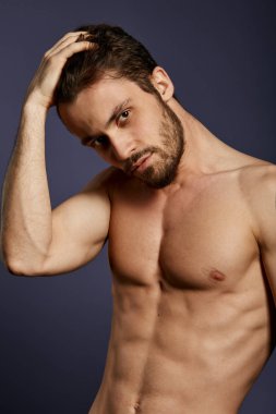 hoş iyi görünümlü adam onun mükemmel gövde, vücut gösteren
