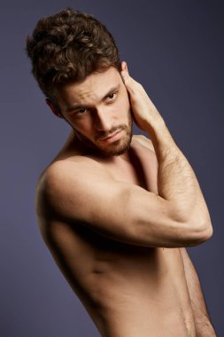gömleksiz çekici ciddi adam yüzünü kontrol