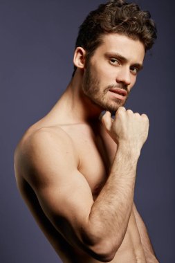 Düşünceli yakışıklı atlet ciddi karar verme