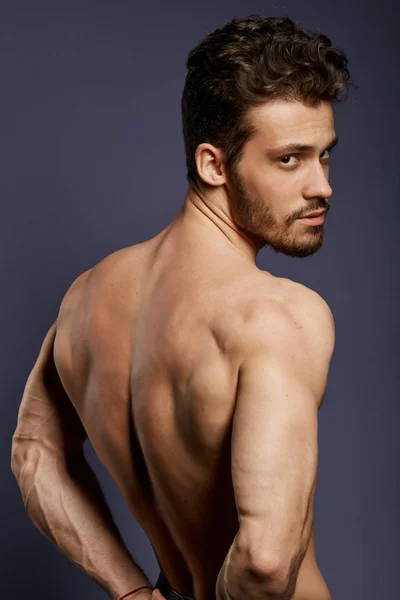 背中の筋肉、三頭筋、ラティシムスを示す強いハンサムな男 — ストック写真
