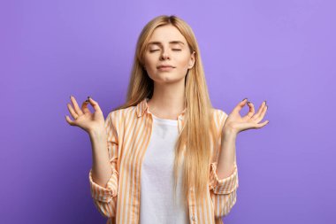 sarışın kadın çizgili gömlek ve beyaz t-shirt yoga yapıyor giymiş
