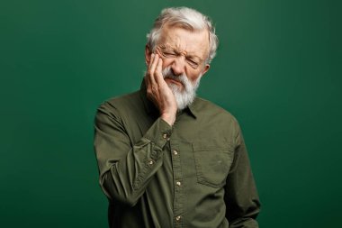 mutsuz yaşlı adam diş ağrısı muzdarip