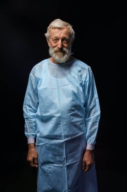 kameraya poz özel üniforma yakışıklı yaşlı doktor