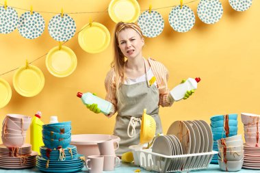 bazı şüpheleri olan güzel hizmetçi