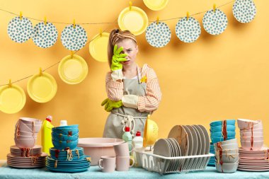 yüzünde elleri ile kızgın kadın karışıklık bakmak istemiyor