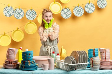 olumlu kurnaz kız nasıl bulaşıkları yıkamak için değil bir plan makyaj.